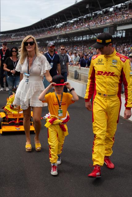 Ryan Hunter-Reay and family make their way down pitman to drivers introductions. -- Photo by: Stephen King