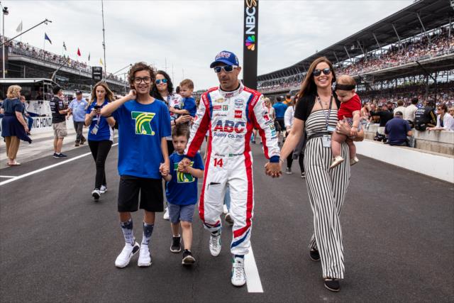 Tony Kanaan walks to the grid with his family -- Photo by: Stephen King