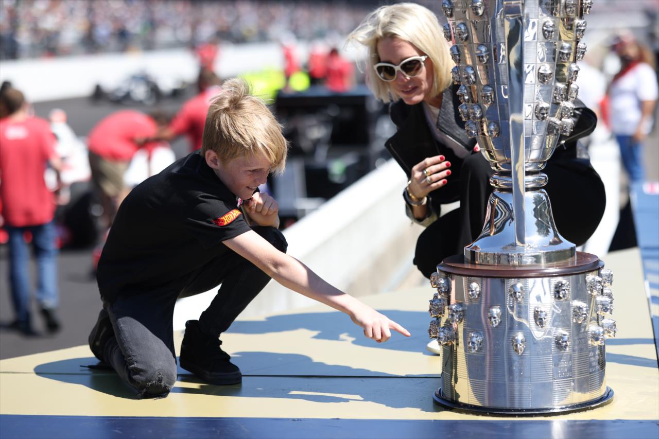 Susie Wheldon and son - 105th Running of the Indianapolis 500 presented by Gainbridge -- Photo by: Chris Owens