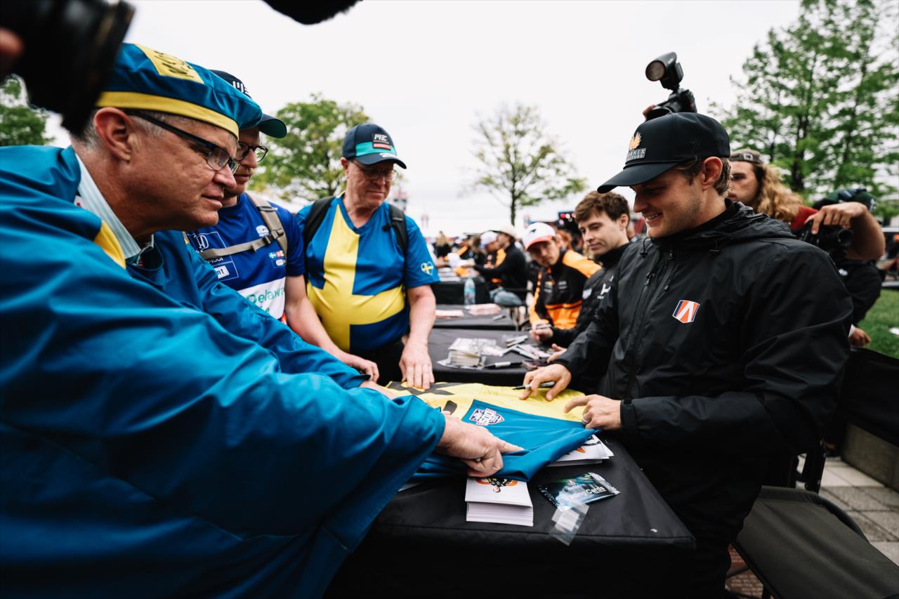 Marcus Ericsson with a fan - Legends Day - By: Joe Skibinski -- Photo by: Joe Skibinski