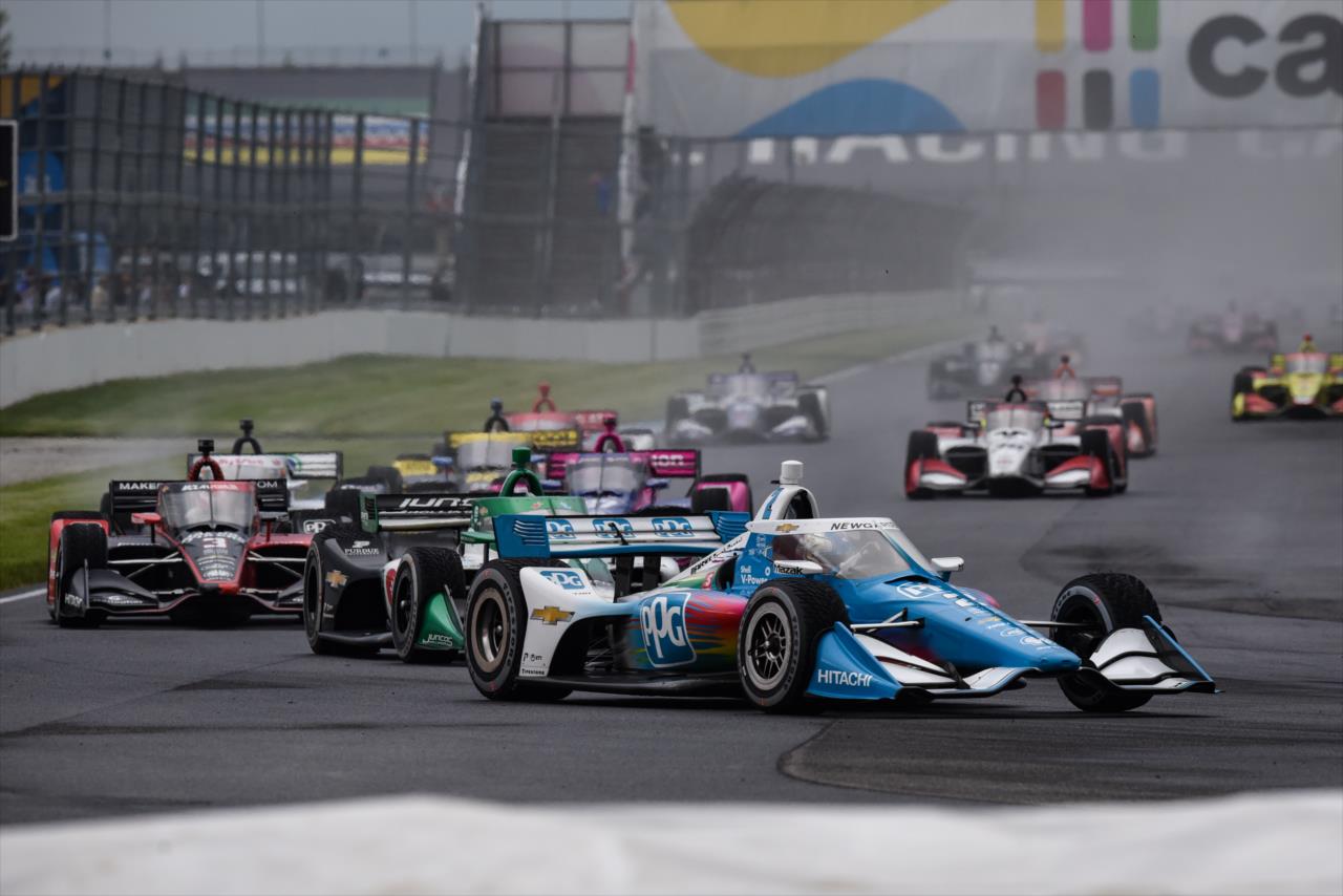 Josef Newgarden leads a pack into Turn 7 -- Photo by: James  Black
