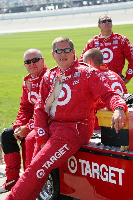 Target Chip Ganassi Crew members prepare for the start of the Delphi Indy 300. -- Photo by: Ron McQueeney