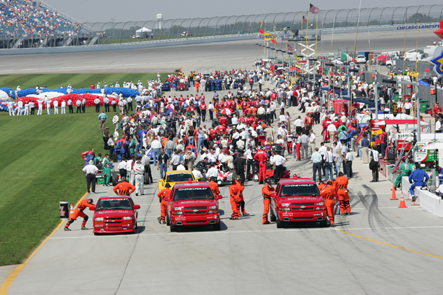 Preparing for the start of the Delphi Indy 300 -- Photo by: Ron McQueeney