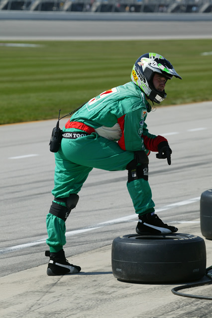 Team 7-Eleven crew member during the Delphi Indy 300 -- Photo by: Shawn Payne