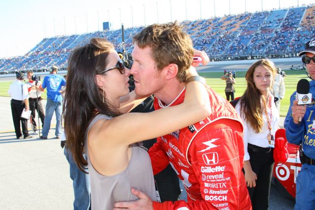 Target Chip Ganassi driver Scott Dixon receives consolation from fiancs after his car ran out of gas during closing laps of Peak Antifreeze Indy 300 at Chicagoland Speedway. -- Photo by: Ron McQueeney