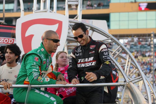 Tony Kanaan and Helio Castroneves share a laugh before the race. -- Photo by: Daniel Incandela