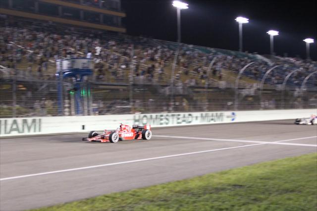 Franchitti crosses the line. -- Photo by: Ron McQueeney