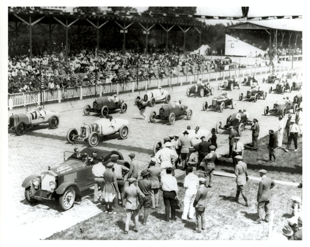Starting lineup of 1922 Indianapolis 500 with the National Pace Car in front of the field. -- Photo by: No Photographer