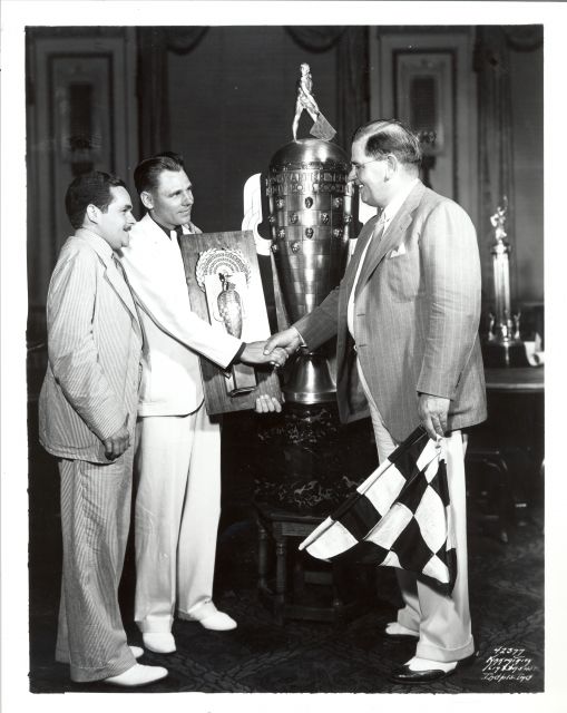 Oltre a diventare il primo tre volte vincitore e introdurre casualmente la tradizione del latte in victory lane, nel 1936 Louis Meyer è anche il primo vincitore ad essere 