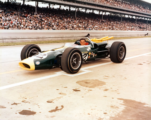 Jim Clark fa la storia nel '65 conquistando sulla sua Lotus 38-Ford la prima vittoria di un'auto a motore posteriore. indycar.com