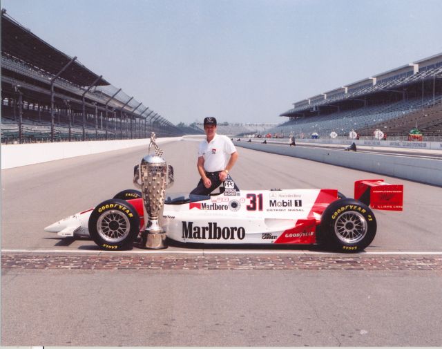 Al Unser Jr. fa il bis nel '94, portando al successo il potentissimo motore Ilmor-Mercedes ad aste e bilancieri. indycar.com