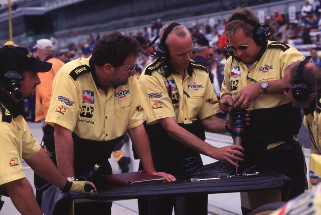 Crew members make an adjustment to the wing of Scott Goodyear's #4, Pennzoil Panther Dallara, Dallara, Oldsmobile. -- Photo by: No Photographer