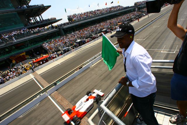 Sugar Ray Leonard waves the green flag to begin the 90th running of the Indianapolis 500. -- Photo by: Ron McQueeney