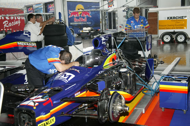 Crew for the No. 2 Pennzoil Panther Dallara Chevrolet driven by Townsend Bell -- Photo by: Ron McQueeney