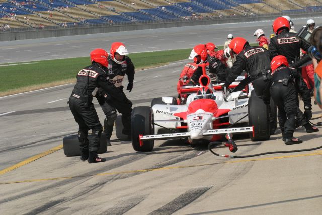 Helio Castroneves and crew back a fast first pit stop of the race. -- Photo by: Chris Jones