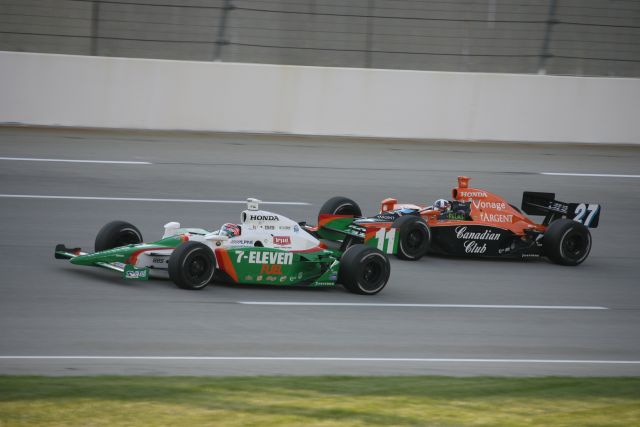 Tony Kanaan and Dario Franchitti battle for the lead at the Kentucky Speedway on race day. -- Photo by: Dana Garrett
