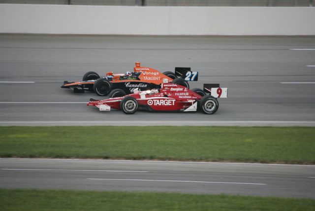 Dario Franchitti and Scott Dixon battle it out on track during the Meijer Indy 300 Race at Kentucky. -- Photo by: Steve Snoddy