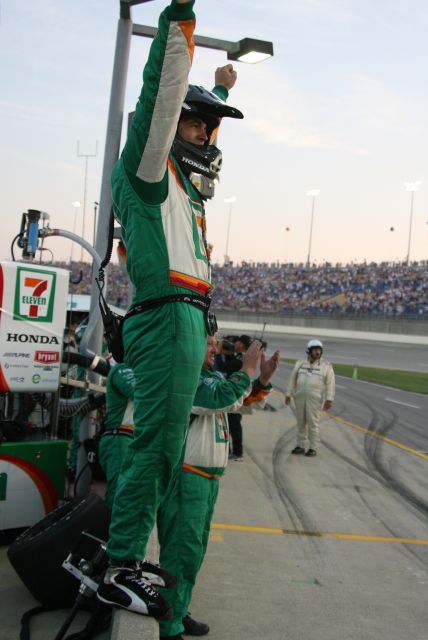 Tony Kanaan's crew celebrates his drives win at Kentucky Speedway on race day. -- Photo by: Steve Snoddy