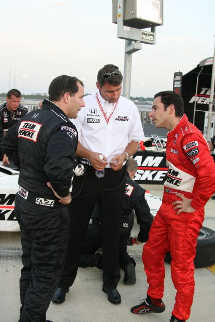 Helio Castroneves talks with his crew at Kentucky Speedway on race day. -- Photo by: Steve Snoddy