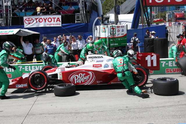 Tony Kanaan's crew during a pit stop. -- Photo by: Ron McQueeney