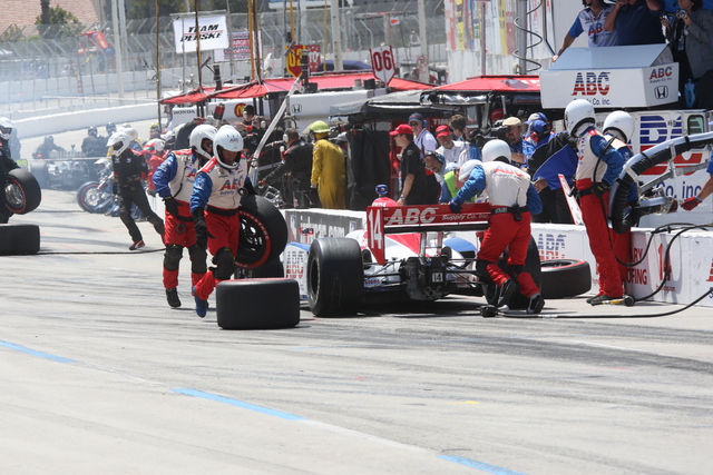 Vitor Meira's crew completes a pit stop. -- Photo by: Ron McQueeney