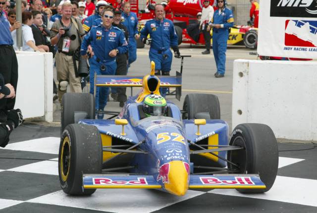 Il rookie Tomas Scheckter comanda diverse corse nel 2002, collezionando però un allarmante numero di incidenti. Il rapporto con il capo Eddie Cheever peggiora di gara in gara fino alla sostituzione con Buddy Rice, non prima che il sudafricano conquisti un memorabile successo a Michigan, grazie anche alla potenza del motore Nissan, sviluppato dal team insieme alla TWR. indycar.com