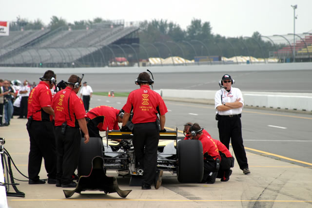 Andretti Green driver Bryan Herta and crew prepare for practice session -- Photo by: Chris Jones