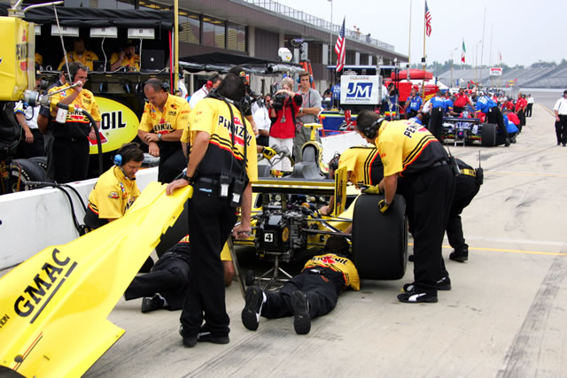Panther crew members work on Tomas Scheckter's car -- Photo by: Ron McQueeney
