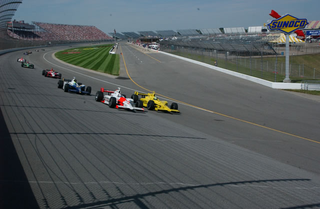 View 2004 Michigan Indy 400 - Race Photos