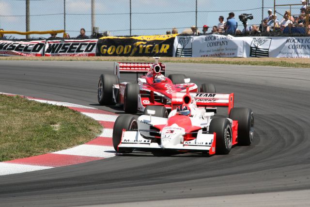 Helio Castroneves tries to hold off Scott Dixon during the Honda 200 at Mid-Ohio. -- Photo by: Shawn Payne
