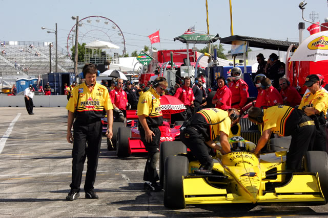 Teams prepare for race -- Photo by: Ron McQueeney