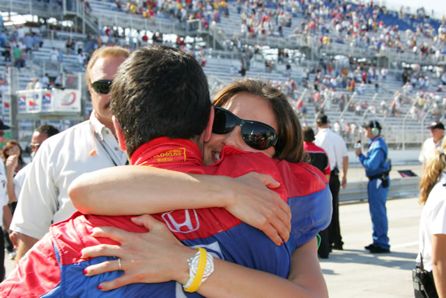 Dario Franchitti celebrates winning the Menards A.J. Foyt Indy 225 with wife Ashley Judd. -- Photo by: Ron McQueeney