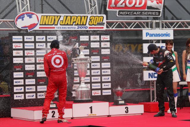 Dario Franchitti and Helio Castroneves spraying the champagne. -- Photo by: Ron McQueeney