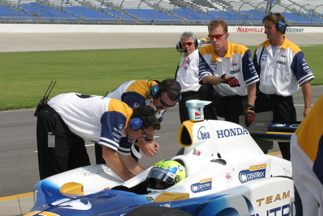 #17 Vitor Meira, center with Rahal-Letterman Racing crew during practice session. -- Photo by: Chris Jones