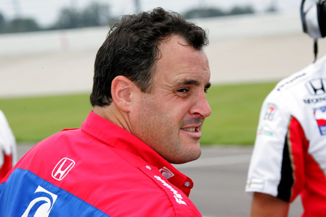 Andretti Green team member -- Photo by: Ron McQueeney