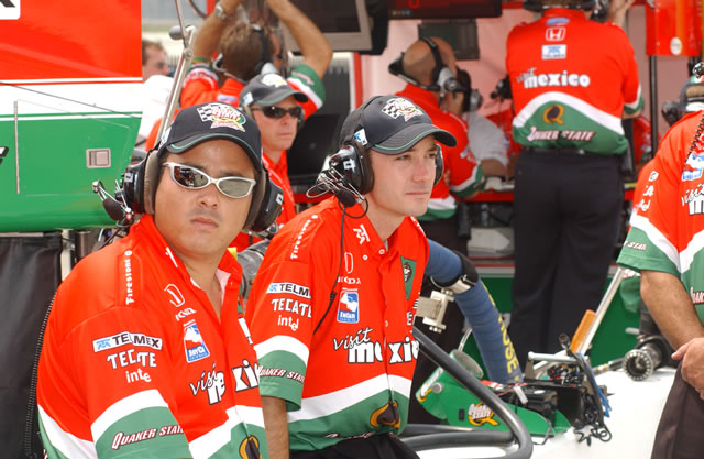 Fernandez Racing crew during practice -- Photo by: Steve Snoddy