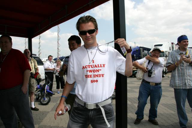 Wheldon\'s clever shirt -- Photo by: Ron McQueeney