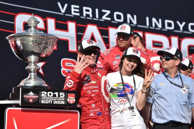 Scott Dixon and his wife, Emma, with the Astor Cup as the 2015 Verizon IndyCar Series Championship -- Photo by: Chris Owens