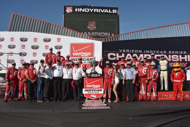 Scott Dixon and the entire Target Chip Ganassi Racing team celebrate as the 2015 Verizon IndyCar Series Champions -- Photo by: John Cote