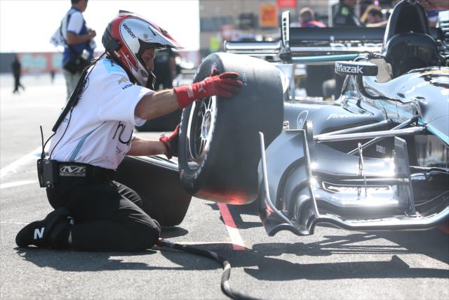 Team Penske bolts on new tires on the No. 2 Hum Chevrolet of Josef Newgarden during the final warmup for the GoPro Grand Prix of Sonoma at Sonoma Raceway -- Photo by: Joe Skibinski