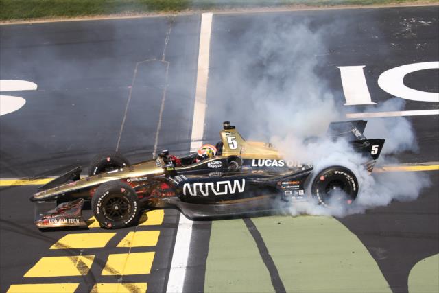 James Hinchcliffe with a victory burnout on the start-finish line after winning the 2018 Iowa Corn 300 at Iowa Speedway -- Photo by: Chris Jones