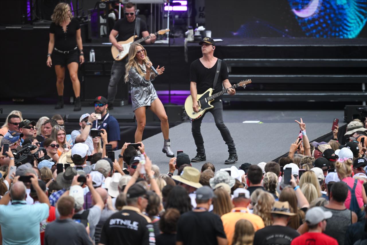 Carrie Underwood - Hy-Vee Homefront 250 Presented by Instacart - By: James Black -- Photo by: James  Black