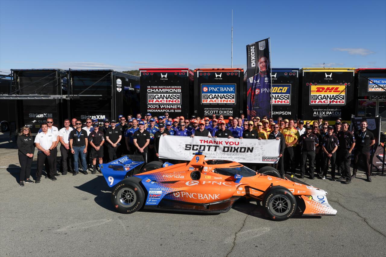 Scott Dixon and team - Mission Foods Grand Prix of Monterey - By: Chris Owens -- Photo by: Chris Owens