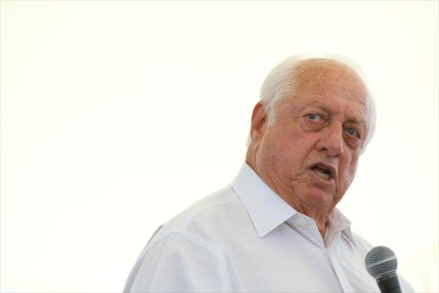 Tommy Lasorda speaks to the drivers -- Photo by: Shawn Gritzmacher