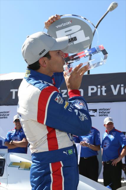 Helio Castroneves kisses the Verizon P1 Award trophy for winning the pole for the Toyota Grand Prix of Long Beach -- Photo by: Chris Jones