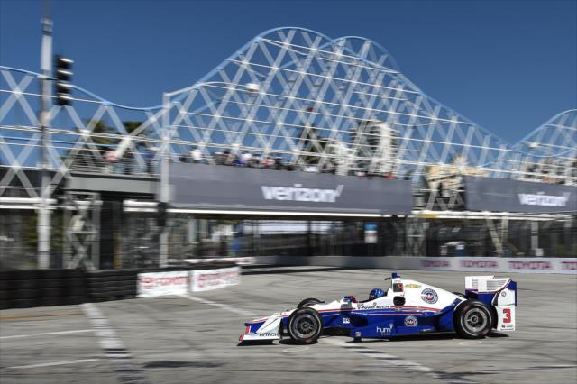 Helio Castroneves dives into Turn 1 during qualifications for the Toyota Grand Prix of Long Beach -- Photo by: Chris Owens