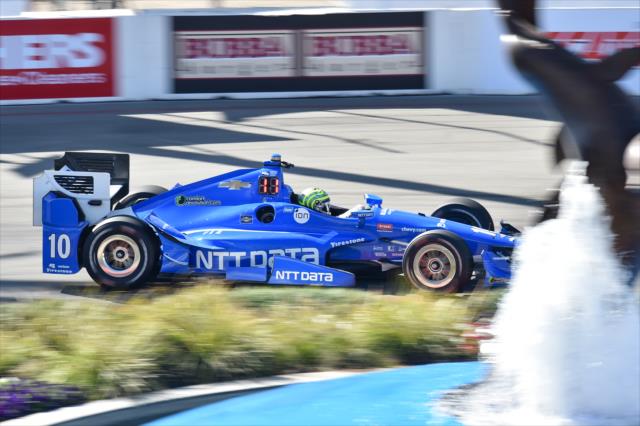 Tony Kanaan navigates the Turn 2-3 Fountain complex during the Toyota Grand Prix of Long Beach -- Photo by: Chris Owens