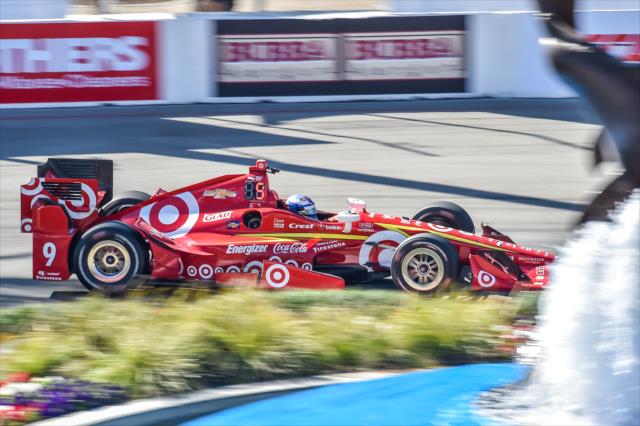 Scott Dixon navigates the Turn 2-3 Fountain complex during the Toyota Grand Prix of Long Beach -- Photo by: Chris Owens