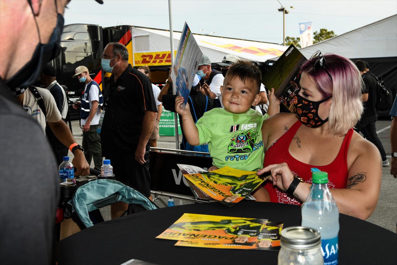 Fans getting autographs - Acura Grand Prix of Long Beach -- Photo by: James  Black