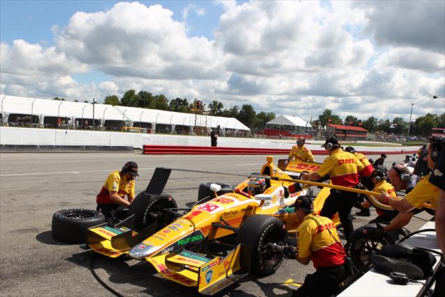 Ryan Hunter-Reay and the Andretti Autosport team practice a pit stop at Mid-Ohio -- Photo by: Chris Jones